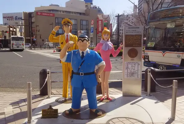 ようこそ こち亀の街へ！ 両津・中川・麗子がお出迎え！像