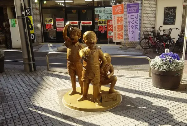 少年両さん像