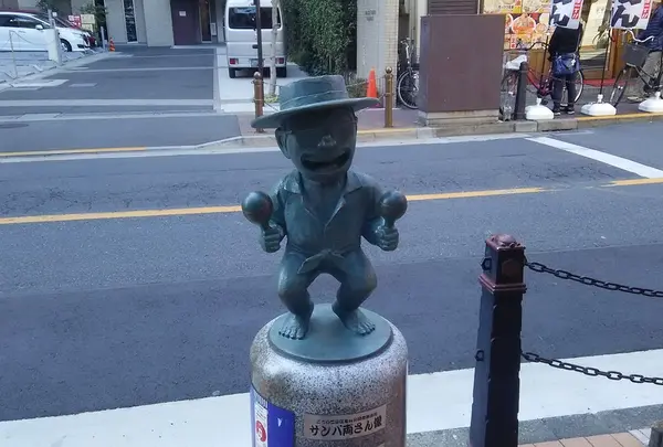 サンバ両さん像