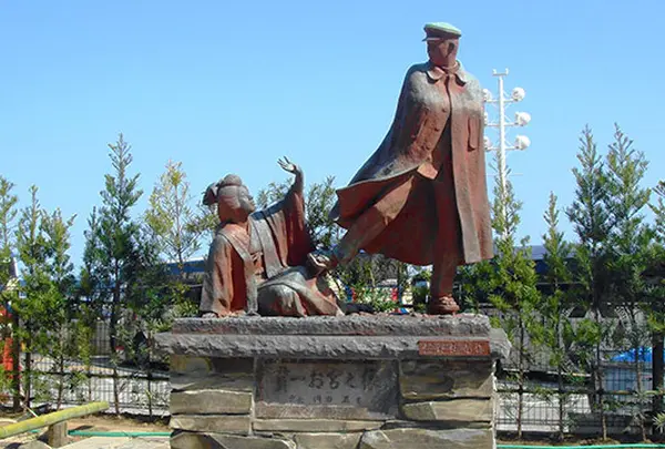 貫一お宮の像（お宮の松）