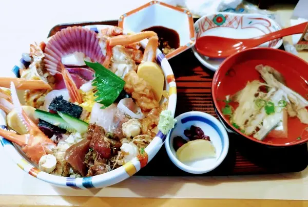 見た目も味も大満足の「海鮮丼」