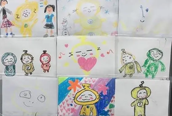 似顔絵が展示されている