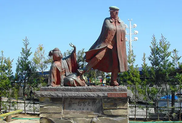 貫一お宮の像（お宮の松）