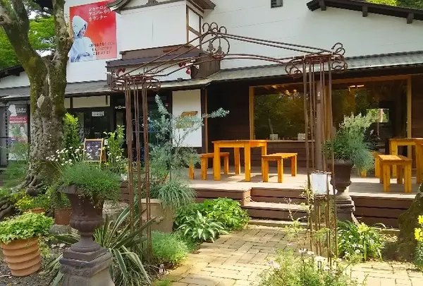 神社の境内に佇むナチュナルなお店
