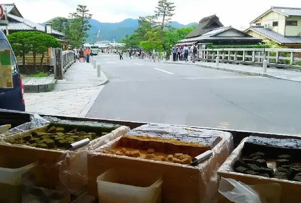 わらび餅を作っているところが見られます