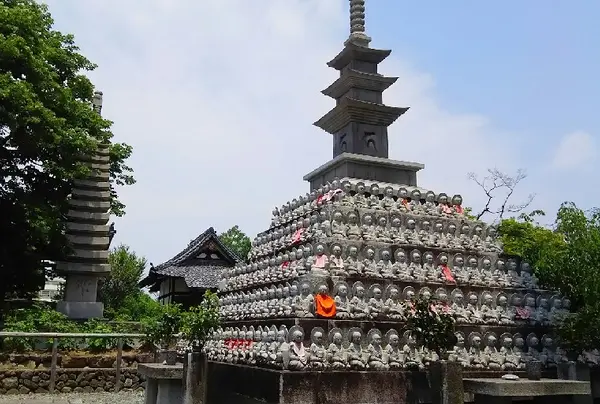 前には地蔵塔が