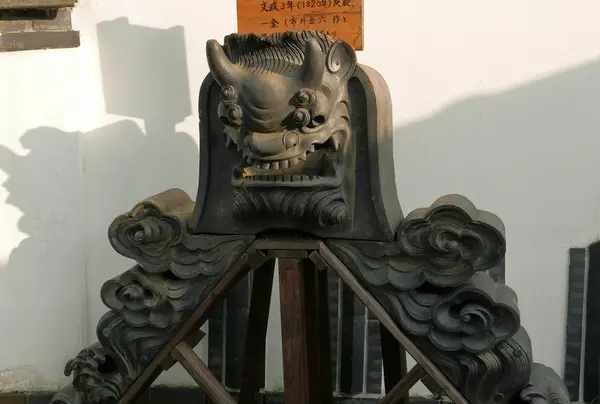 鬼瓦を近くで見られます