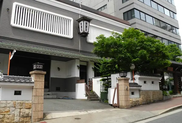 向こう側が店舗