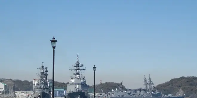 横須賀で海を眺めながら…潮風にちぎれたパンを口に運ぶ幸せ