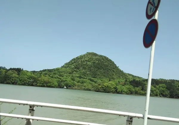 溶岩（流紋岩）で形成された兜山