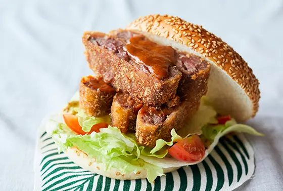 本店限定 "あわじ島玉ねぎたっぷり厚切りビフカツバーガー"　1,430円(税込) [1日10個限定]