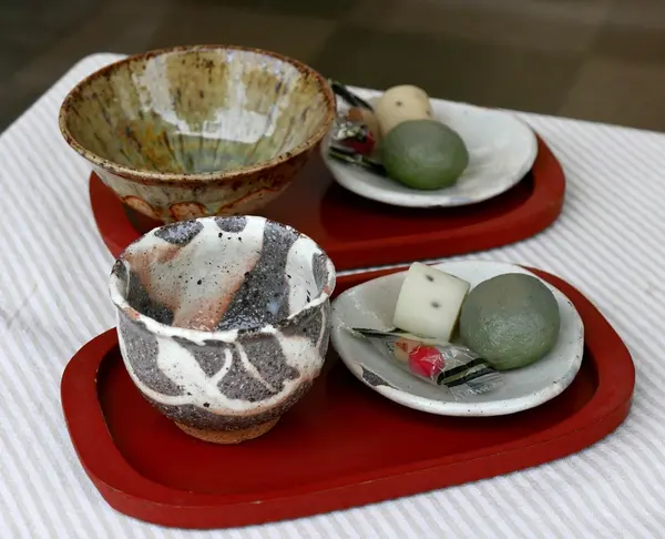 カフェ併設のお店もある