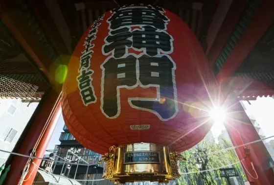 現在の雷門を建てたのは、神は神でも“経営の神様”松下幸之助！その銘は大提灯にクッキリと刻まれています