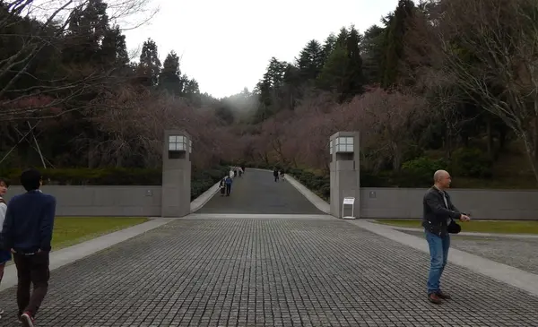 レセプション棟から徒歩10分でやっと入り口に
