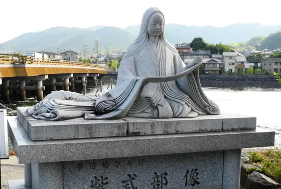 紫式部像がある