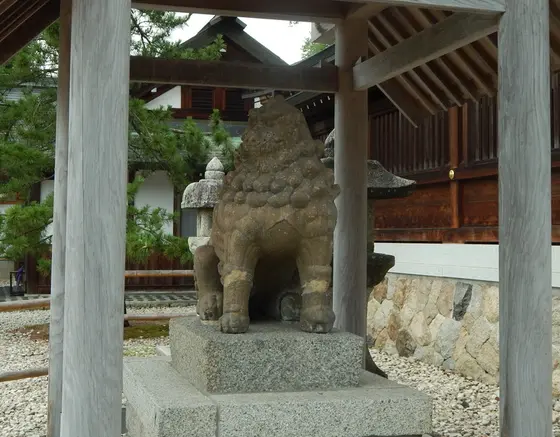 石造りの狛犬