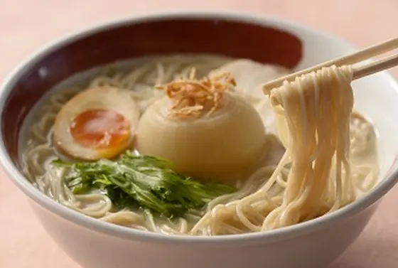 淡路玉ねぎ鶏白湯ラーメン　950円