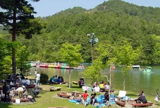 池のほとりでBBQ