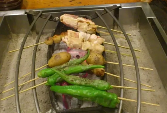 囲炉裏で串焼き