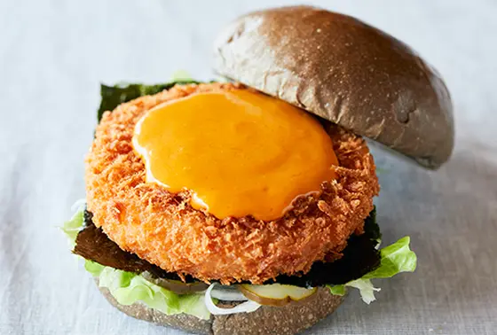 うずの丘店限定 "あわじ島うにクリームコロッケバーガー"　1,060円(税込)