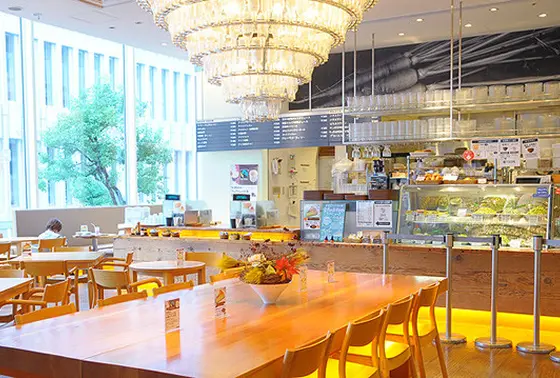開放的な店内で野菜やパン、ヘルシーな食事が楽しめる