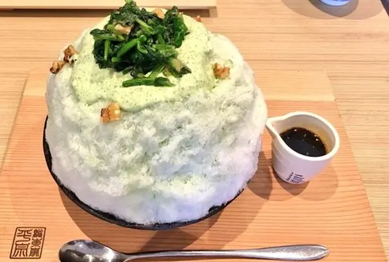 ほうれん草のおひたし氷990円も人気。