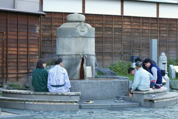 駅前に足湯があります