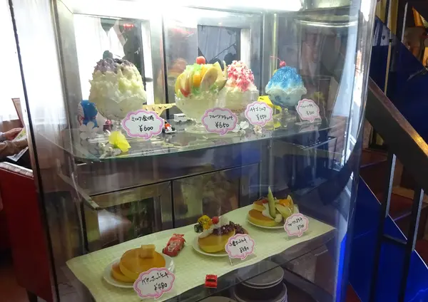 ショーケースも昭和レトロ