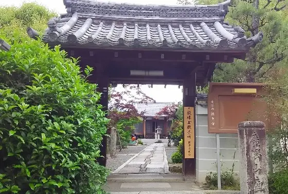 小さな山門からまっすぐ伸びた参道