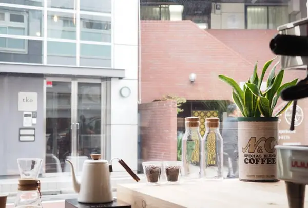 almond hostel & cafe