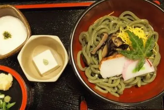 こちらは名物のよもぎうどん