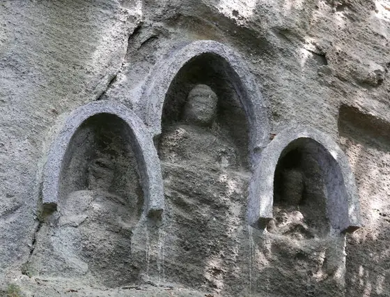 岩には無数の仏
