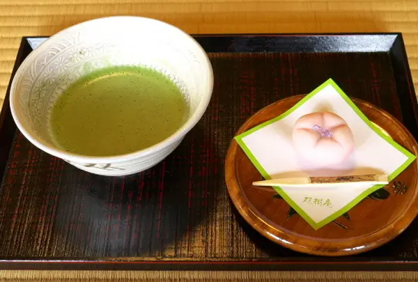 抹茶と和菓子がいただけます