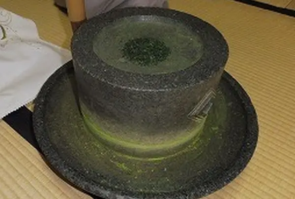 お茶の葉を石臼で挽きます