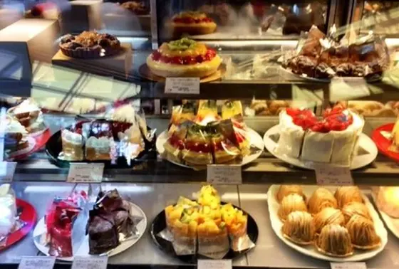 デザートは店頭のショーケースからえらべます
