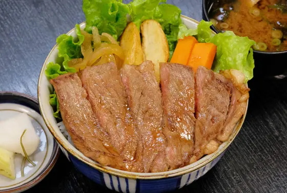 松阪牛のステーキ牛丼