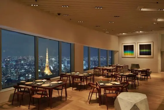 展望台のレストランで贅沢なひと時