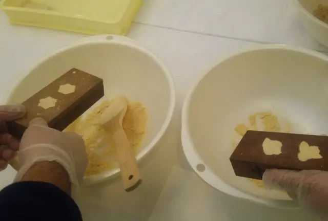 とろ～っと　とける　甘さ　”阿波和三盆糖　干菓子作り”　阿波市服部製糖所で”本物”を体験
