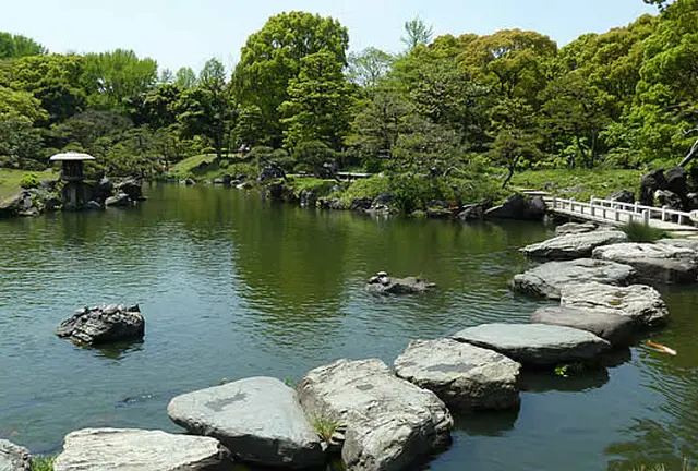 都会の中にも自然がいっぱい！　　　　　　　　ちょっとレトロな お気軽庭園散歩
