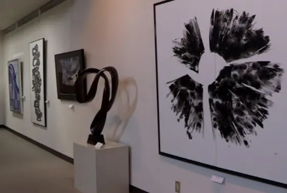 40人ほどの作家が書や版画、漆芸などの作品を展示