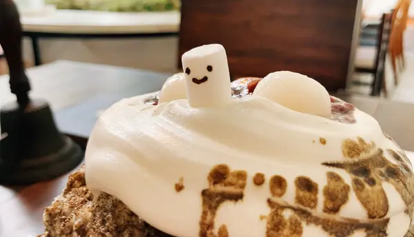 お顔をのぞかせているのは…