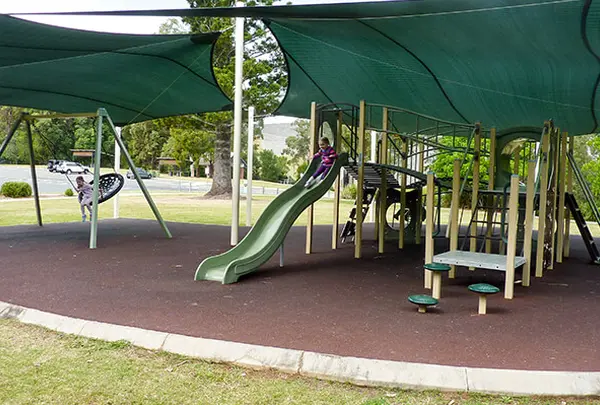 ヒンズダムプレイグラウンドHinze Dam Playground