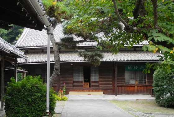 参拝は本堂かな