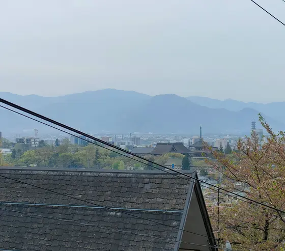 部屋から善光寺が見える