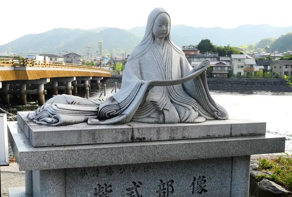 紫式部像がある