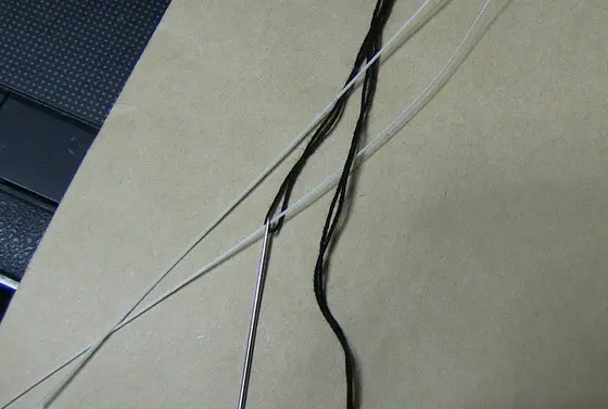 木綿糸が付いた針穴でも