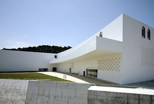 青森県立美術館