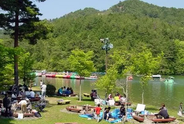 池のほとりでBBQ