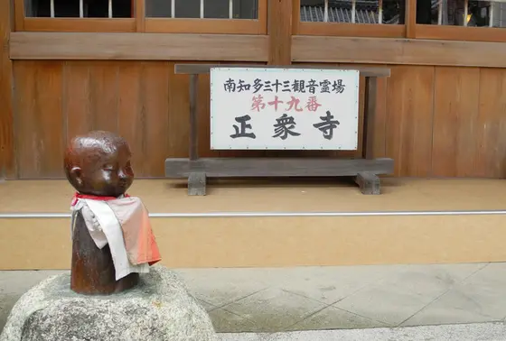 やや味気ない境内