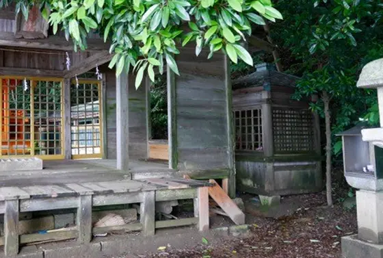 社殿横の祠に歴史を感じる
